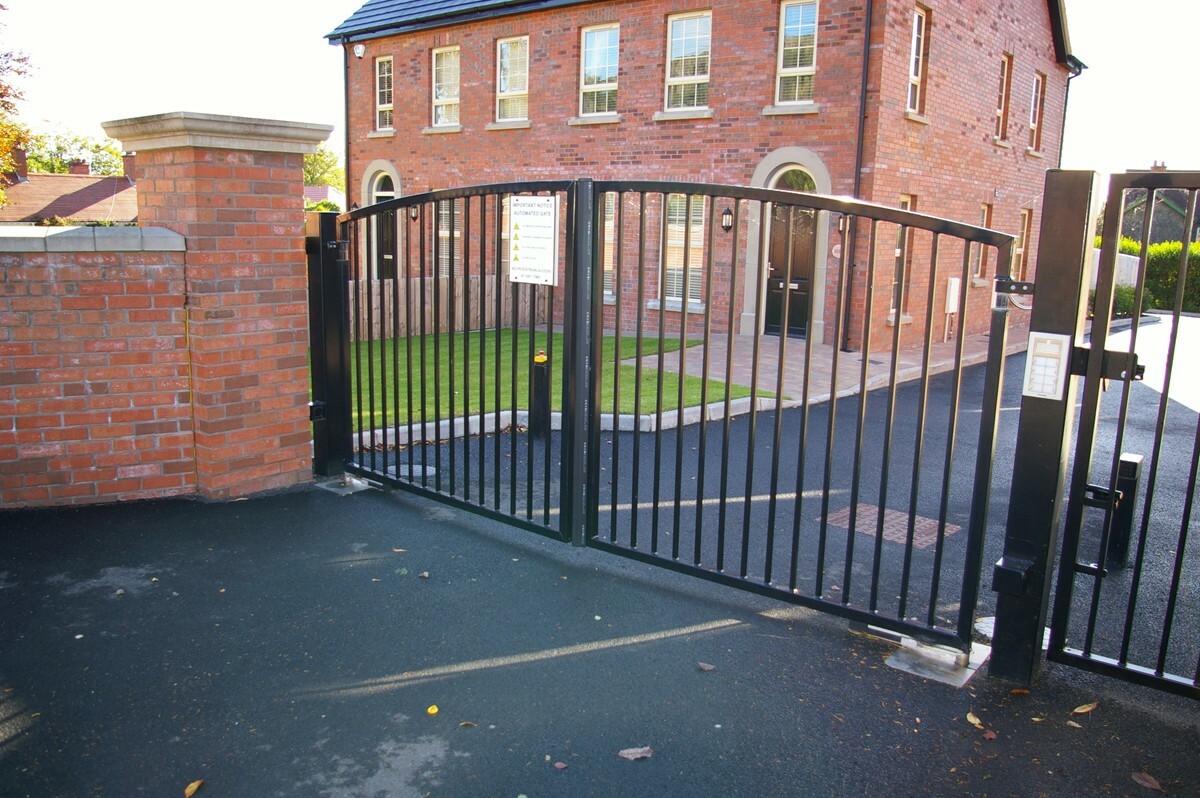 Driveway swinging gate