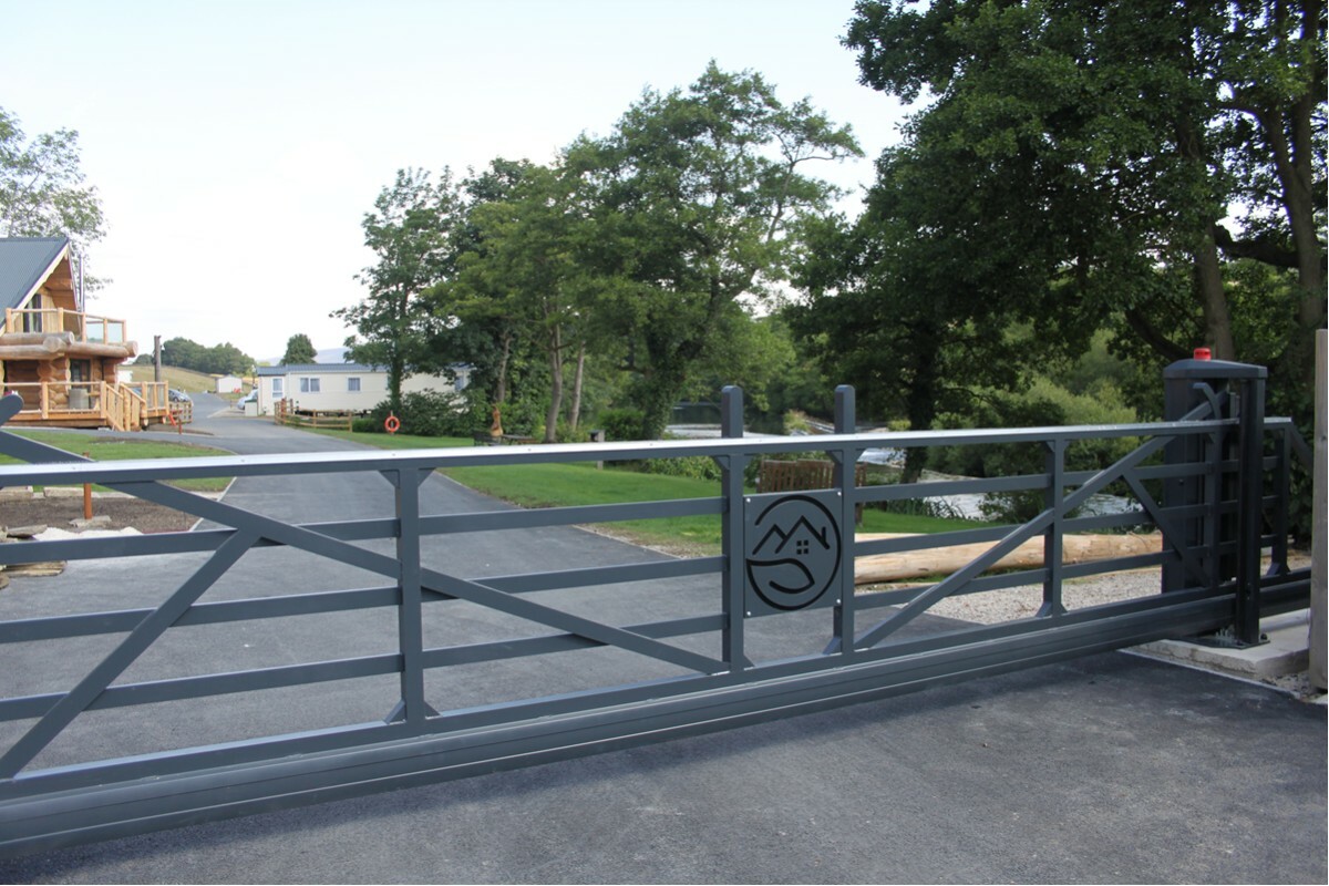 Cantilever sliding gate