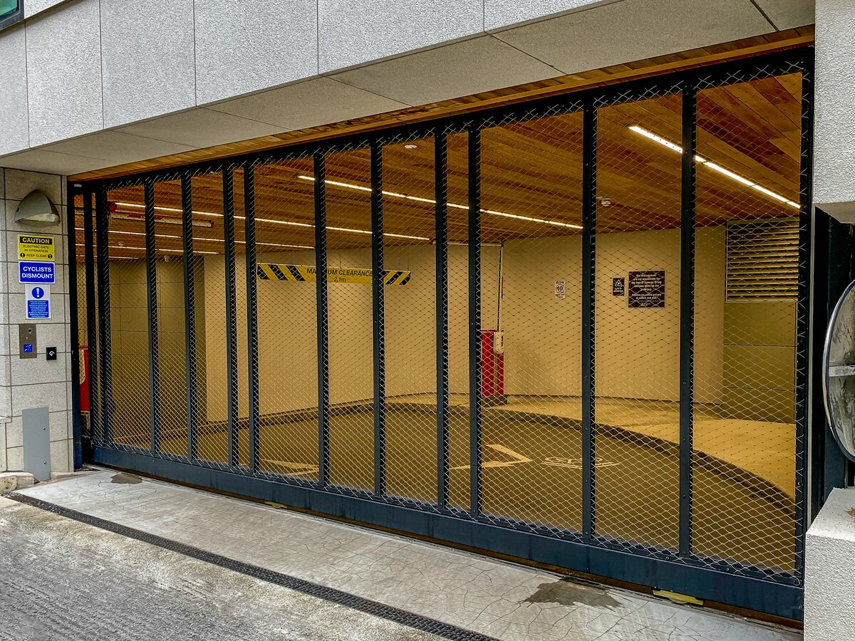 Tracked sliding gate